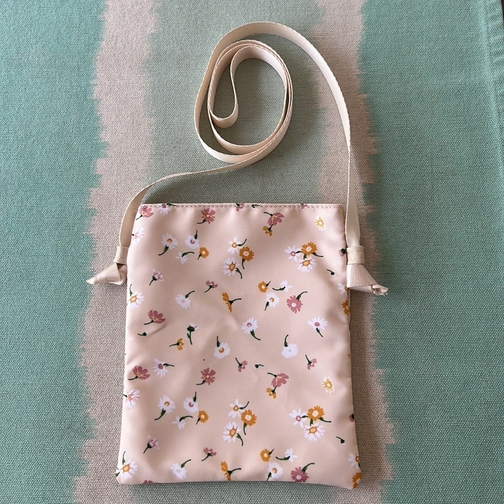 Madden Girl Floral Crossbody Phone Water Bottle Pouch Mini Bag NWOT - Picture 4 of 7
